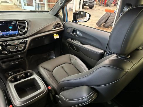 New 2026 Chrysler Pacifica Select w/ S Appearance Package FWD image 13
