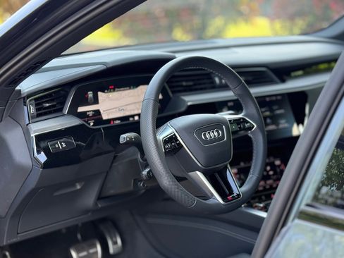 Used 2024 Audi SQ8 e-tron Prestige w/ Prestige Package AWD/4WD image 12