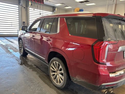 Used 2022 GMC Yukon Denali w/ Denali Premium Package image 3