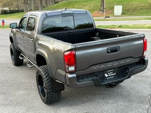 Used 2018 Toyota Tacoma TRD Off-Road w/ Technology Package image 5