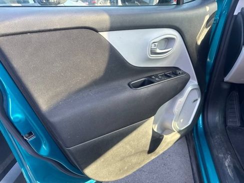 Used 2021 Jeep Renegade Latitude w/ Sun & Sound Group FWD image 9