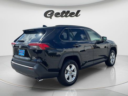 Used 2021 Toyota RAV4 XLE AWD/4WD image 7