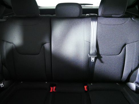 Used 2023 Jeep Renegade Latitude w/ Premium Group AWD/4WD image 13