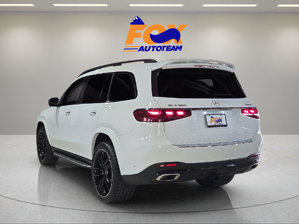 Used 2024 Mercedes-Benz GLS 580 4MATIC image 3