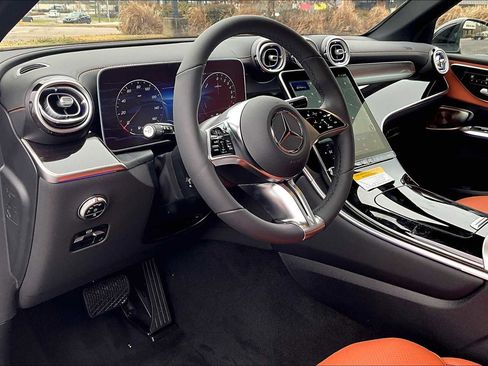 Used 2025 Mercedes-Benz GLC 350e 4MATIC image 9