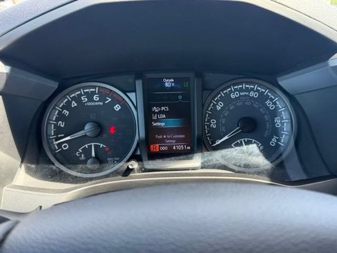 Used 2021 Toyota Tacoma TRD Off-Road w/ Technology Package AWD/4WD image 23