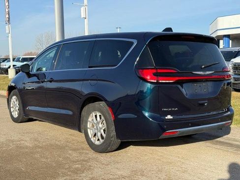 Used 2024 Chrysler Pacifica Touring-L FWD image 3
