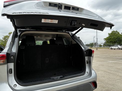 Used 2020 Toyota Highlander XLE FWD image 30