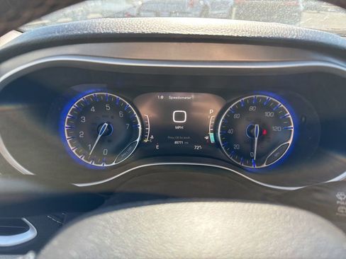 Used 2022 Chrysler Pacifica Touring-L AWD/4WD image 9