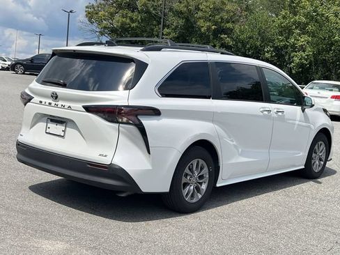 Used 2026 Toyota Sienna XLE FWD image 13