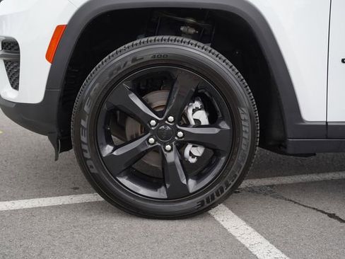 Used 2022 Jeep Grand Cherokee Altitude AWD/4WD image 11
