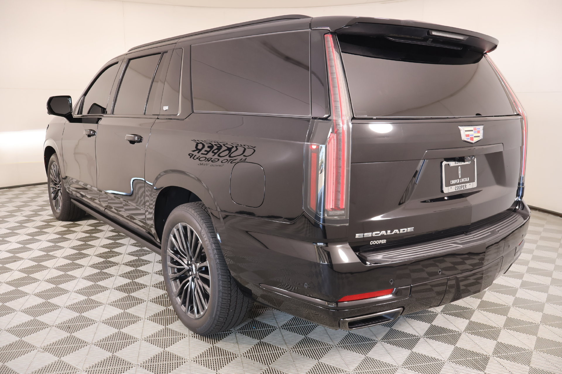 Used 2025 Cadillac Escalade ESV Sport Platinum w/ LPO, Floor Liner Package AWD/4WD image 26