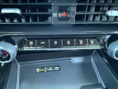 Used 2025 Chevrolet Suburban Z71 AWD/4WD image 49