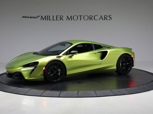 Used 2024 McLaren Artura image 2