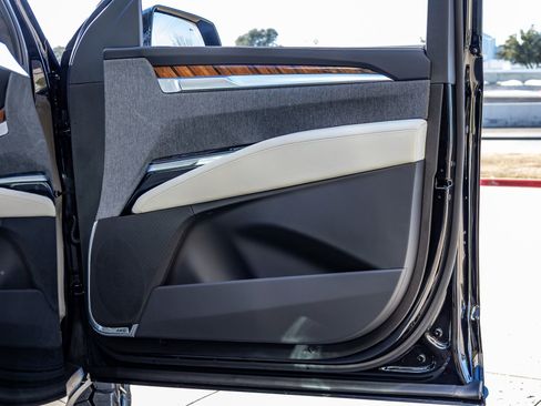 Used 2026 Cadillac Escalade ESV Platinum Sport w/ LPO, ONYX Package image 39