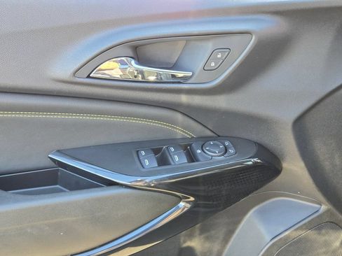 Used 2025 Chevrolet Trax LT FWD image 17