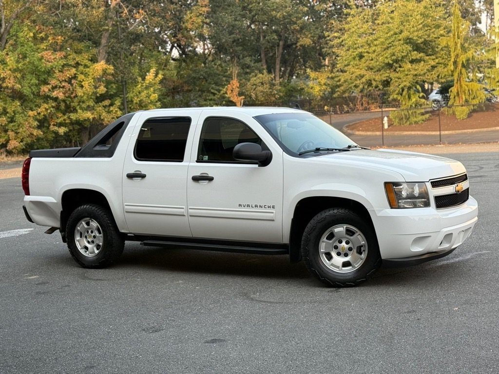 Used 2010 Chevrolet Avalanche LS AWD/4WD image 2