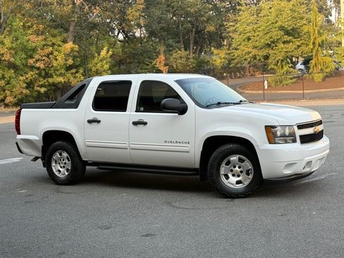 Used 2010 Chevrolet Avalanche LS AWD/4WD image 2