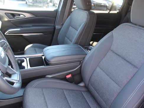 New 2027 Chevrolet Traverse LT w/ Sun and Wheel Package FWD image 9