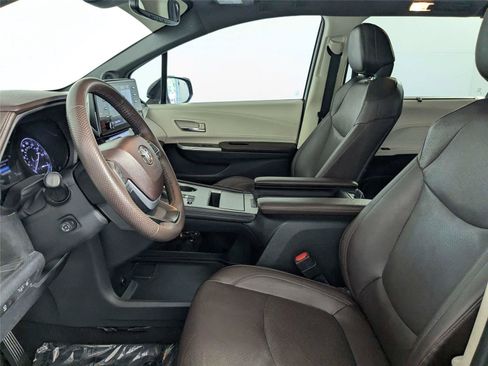 Certified 2022 Toyota Sienna Platinum FWD image 11