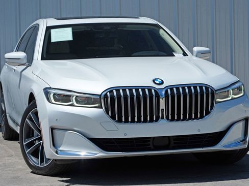Used 2020 BMW 750i xDrive w/ Executive Package image 2
