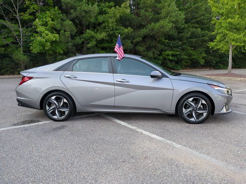 Used 2023 Hyundai Elantra Limited w/ Preferred Accessory Package FWD image 3