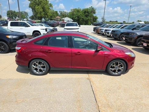 Used 2014 Ford Focus SE w/ Equipment Group 201A FWD image 9