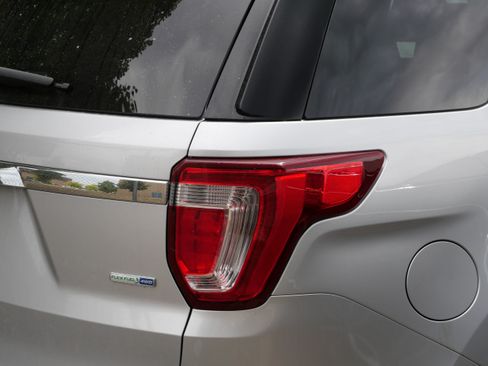 Used 2016 Ford Explorer XLT w/ Equipment Group 202A AWD/4WD image 8
