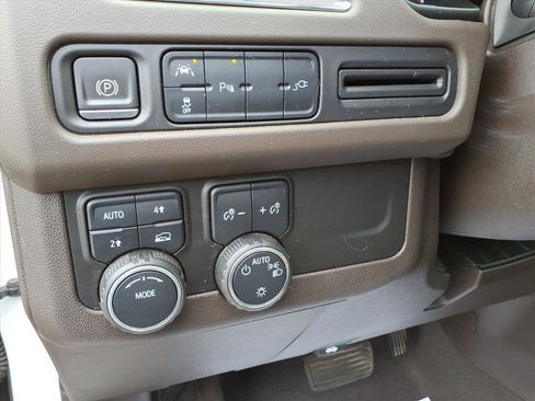 Used 2022 Chevrolet Suburban LT image 18