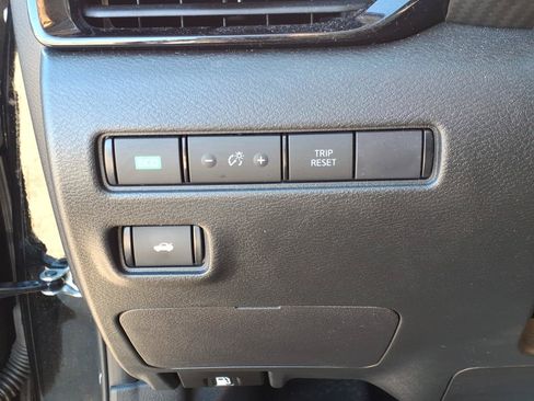 Certified 2023 Nissan Sentra SV w/ SV Premium Package FWD image 17