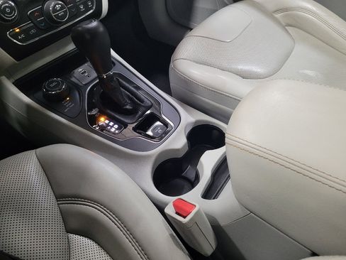 Used 2019 Jeep Cherokee Limited AWD/4WD image 26