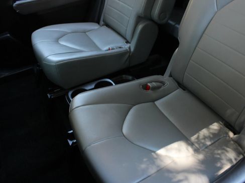 Used 2021 Toyota Highlander XLE AWD/4WD image 18