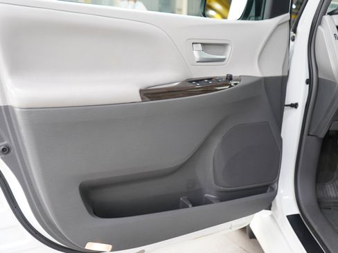 Used 2019 Toyota Sienna XLE w/ XLE Navigation Package AWD/4WD image 22