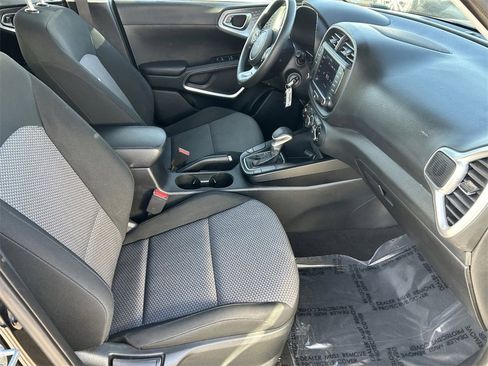 Used 2023 Kia Soul LX image 9
