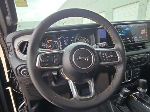 Used 2025 Jeep Wrangler Sahara image 16