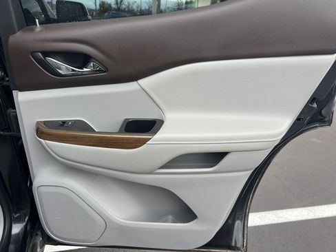 Used 2020 GMC Acadia SLE w/ Driver Convenience Package image 12