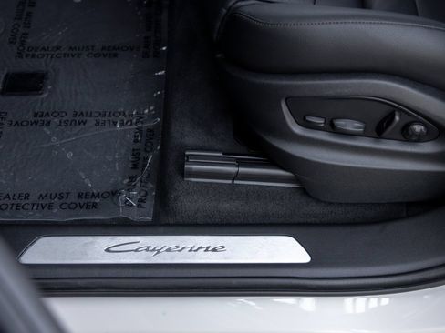Certified 2025 Porsche Cayenne AWD/4WD image 26