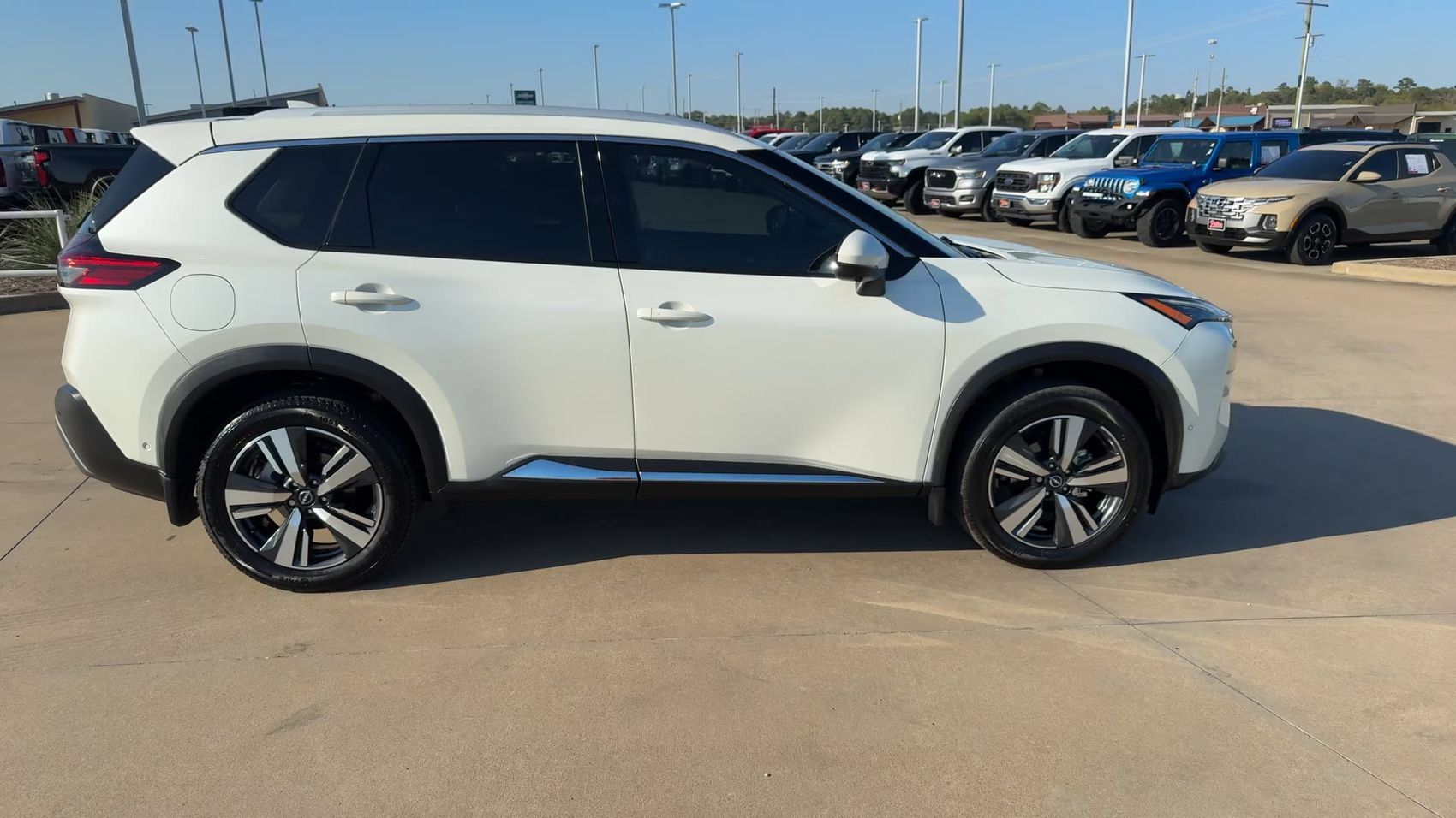 Used 2023 Nissan Rogue SL w/ SL Premium Package FWD image 2