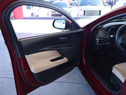 Used 2017 Jaguar XE image 12