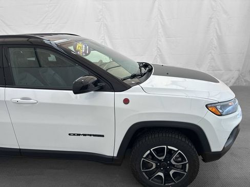 Used 2025 Jeep Compass Trailhawk AWD/4WD image 9