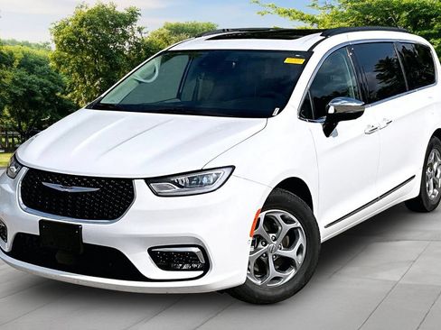 Used 2023 Chrysler Pacifica Limited FWD image 12