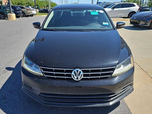 Used 2018 Volkswagen Jetta SE FWD image 2