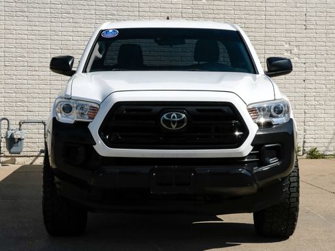 Used 2018 Toyota Tacoma SR image 4