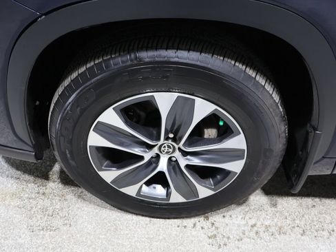 Used 2022 Toyota Highlander XLE image 9