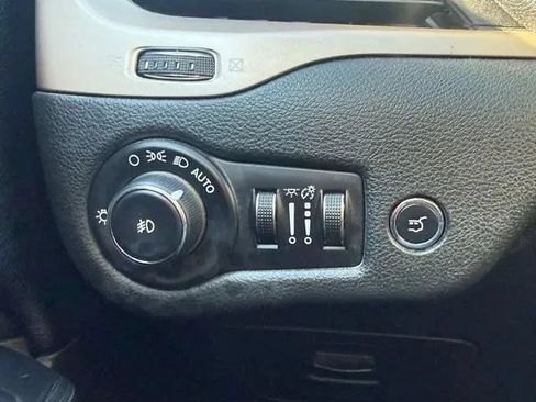 Used 2015 Jeep Cherokee Limited w/ Luxury Group FWD image 17