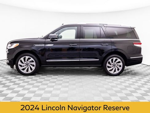 Used 2024 Lincoln Navigator Reserve AWD/4WD image 2