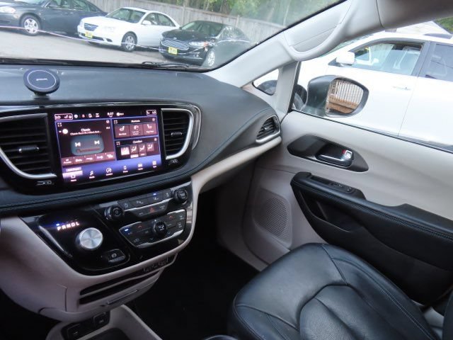 Used 2021 Chrysler Pacifica Touring-L FWD image 25