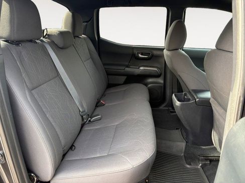 Used 2017 Toyota Tacoma TRD Sport w/ Tow Package (A/T) image 4