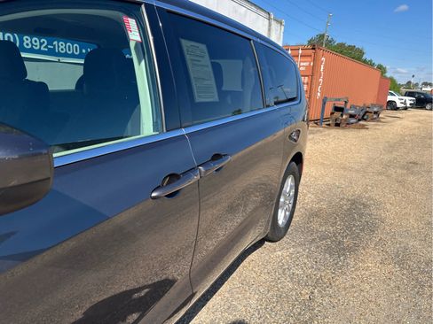 Used 2023 Chrysler Voyager LX FWD image 15