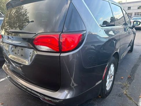 Used 2017 Chrysler Pacifica Touring FWD image 7